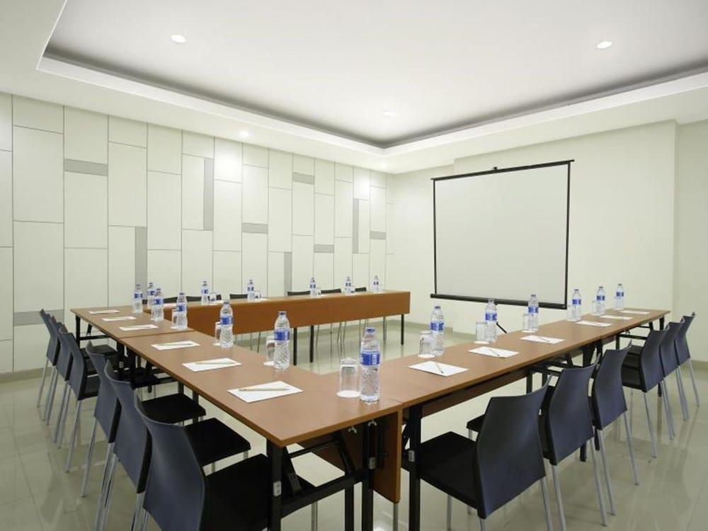 Amaris Hotel La Codefin Kemang Jakarta Exterior photo